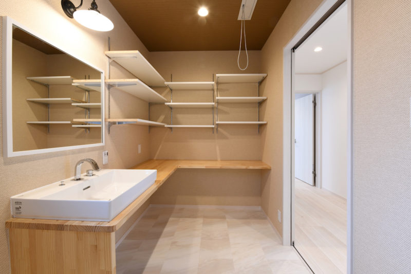 真っ白いリビングの平屋のお家 ベルハウジング