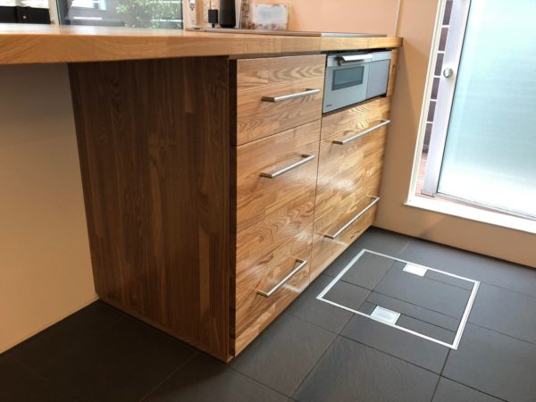 コの字キッチンに造作収納を施工しました ベルハウジング